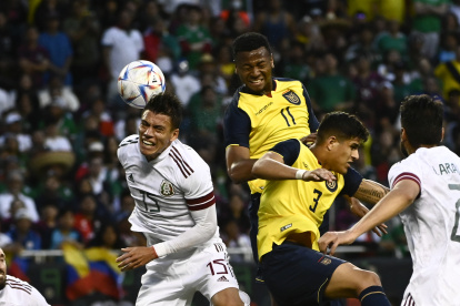 Michael Estrada (11), delantero de Ecuador, tuvo que buscar pelota ante México a falta de pases claros.