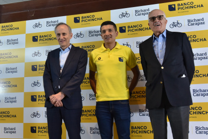 El ciclista ecuatoriano fue recibido por empresarios de uno de sus patrocinadores oficiales donde dio un balance del Giro 2022 y de la proyección para lo que resta del año.