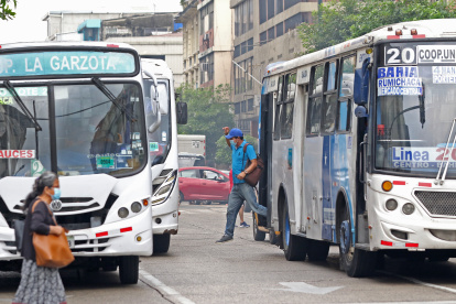 Situación. Aunque está prohibido dejar a los pasajeros en media calle, la medida se incumple a diario.