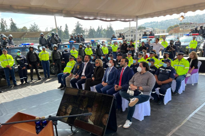 Despliegue. La alcaldesa Cynthia Viteri llegó a Quito acompañada de decenas de agentes y camionetas.