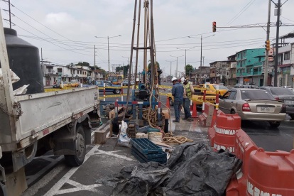 Obra. Al momento se inspecciona el sitio donde se levantará el puente.