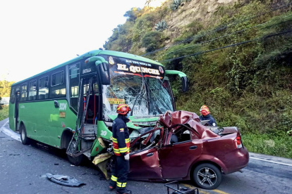 El auto liviano y el bus de transporte rural chocaron de frente en la carretera.