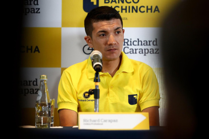 El ciclista ecuatoriano Richard Carapaz, habla en una rueda de prensa hoy, en Quito (Ecuador). Carapaz, que recientemente quedó en el segundo lugar del Giro de Italia