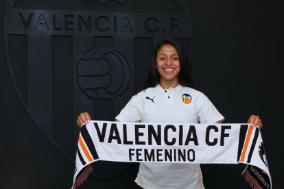 La zaguera ecuatoriana Kerlly Real, con la camiseta del Valencia, mostrando una bufanda del club.