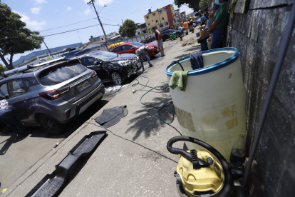 Los lavacarros están ubicados en diferentes sectores de la ciudad y se apoderan de las veredas.