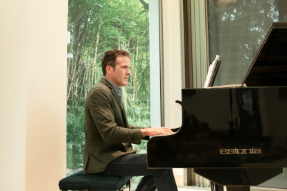 Alberto Acosta toca el piano todos los días como deleite personal y para liberar tensiones.