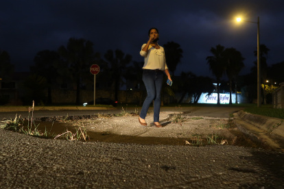 .Calles dañadas. Los enormes huecos se ven en varias zonas de las vías. Los residentes aseguran que este problema lleva años sin ser atendido.