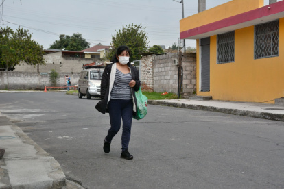 Trabajo. Muchas mujeres laboran en urbanizaciones aledañas y deben caminar hasta 20 minutos de donde les deja el bus.