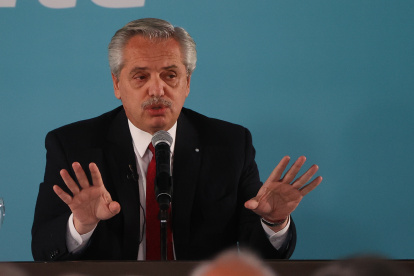 El presidente de Argentina, Alberto Fernández, busca de alguna manera obtener los recursos para una debilitada economía de su país.