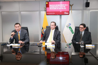 El 31 de mayo,  Francisco Cepeda (izq) y Nelson García (der), acompañados del ministro de Economía, Simón Cueva, celebraban el  reconocimiento del Gobierno de la deuda del Estado con el IESS por las prestaciones de salud