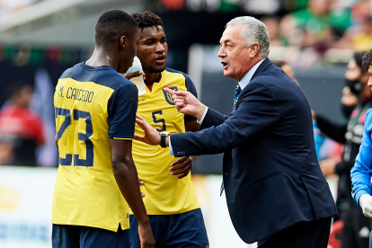 Gustavo Alfaro, entrenador de la Tri, conversa con Moisés Caicedo y José Cifuentes.