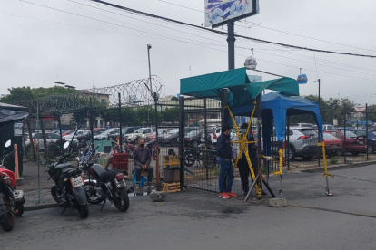 En el parqueo del hospital de acuerdo a un reporte de operativo policial se encontraron 3 vehículos y 18 ocupantes, donde también encontraron armas de fuego