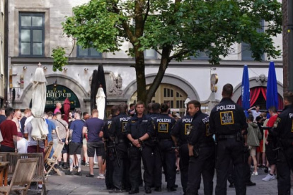 Otros cuatro seguidores de la selección inglesa terminaron arrestados por insultos a policías y orinar en la calle