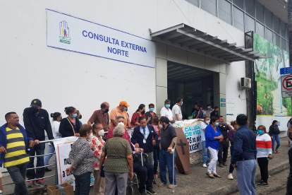 Un grupo de afiliados del IESS protesta en los exteriores del hospital Teodoro Maldonado Carbo por la falta de medicinas, equipos e insumos médicos para sus tratamientos.