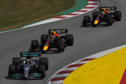 Los pilotos George Russell (i), de Mercedes, seguido por los pilotos de Red Bull Checo Pérez (c) y Max Verstappen (d) al inicio del Gran Premio de España de Fórmula Uno el pasado mes de mayo.