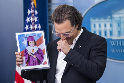 El actor Matthew McConaughey sostiene una foto de Alithia Ramirez, víctima del tiroteo en Uvalde (Texas), mientras habla en la Sala de Prensa de la Casa Blanca, en Washington (EE.UU.)