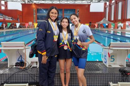 Elvira de los Ángeles Espinosa (i) fue la mejor tricolor, con seis oros en la categoría 11-12 años, mientras que Danna Martínez (d) se colgó cinco en estilo libre de los 15-17 años.