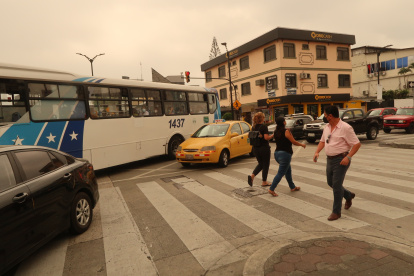 Cruzar las avenidas principales de la Alborada se ha vuelto un  peligro para los peatones, ya que los conductores no respetan las luces de los semáforos.