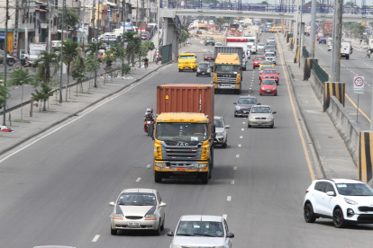 TRAILEROS QUE COGESTIONAN LA AVENIDA PERIMENTRAL 11 DE MAYO DEL 2022 GUAYAQUIL-ECUADOR