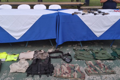 Evidencias. La Policía presentó las evidencias decomisadas en el operativo.