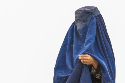 Imagen de archivo de una mujer con burka en Kabul.