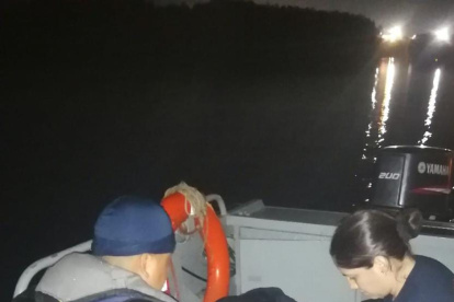 La extranjera aseguró que alguien la perseguía y que por eso se lanzó al estero.