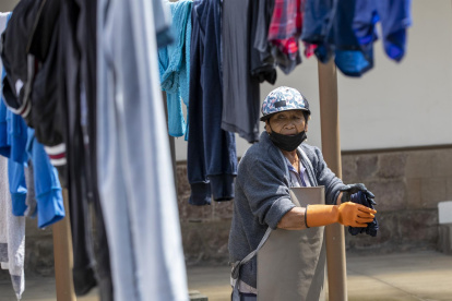 Rosa Guerra lava ropa en una de las piedras de la lavandería municipal del barrio La Magdalena, el 7 de junio de 2022, en Quito (Ecuador).