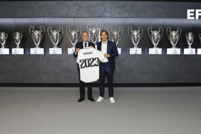 El presidente del Real Madrid, Florentino Pérez, sella la renovación del centrocampista croata Luka Modric hasta el 30 de junio de 2023