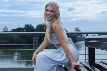 Es una de las presentadoras de "Noticias de la mañana"