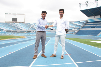 Jefferson Pérez (i) y Paquillo Fernández en la pista atlética del estadio Alberto Spencer.