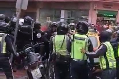 Pelea. Miembros de la Policía y agentes metropolitanos tuvieron un altercado.