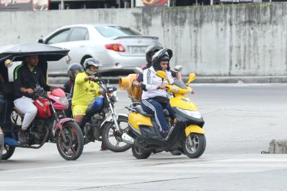Está prohibido que dos personas circulen en motocicletas.
