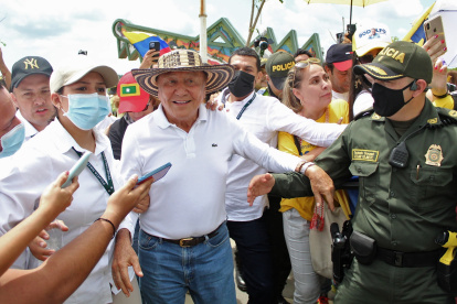El candidato a la presidencia de Colombia, Rodolfo Hernández, recorre el malecón, en Barranquilla. Jose Torres / EFE