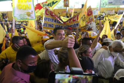 A diferencia de lo que se vivió en el Puerto Principal, que salió de la mano de Viteri a la tarima, el líder socialcristiano Jaime Nebot dio su apoyo a Yúnez pero a través de una llamada telefónica.