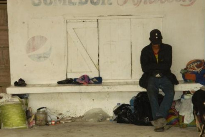 Comerciantes denuncian que personas en situación de calle ocupan los módulos de venta de comida y los dejan a veces sucios.