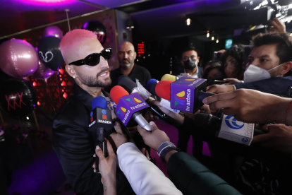 El cantante colombiano Maluma habla en la alfombra rosa durante la presentación de su nuevo disco "The Love and Sex Tape"