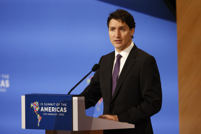El primer ministro de Canadá, Justin Trudeau, habla en la sesión plenaria de la novena Cumbre de las Américas hoy, en el Centro de Convenciones de Los Ángeles, California (EE.UU.)