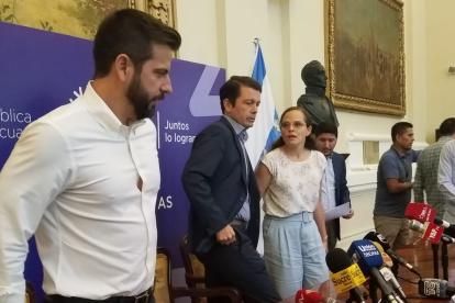 El ministro de Gobierno, Francisco Jiménez, defendió la decisión gubernamental de restringir la movilización de dos personas en una motocicleta y recordó que se trata de una decisión nacional, es decir, que debe aplicarse en todo el país. 

Jiménez se refirió al tema este viernes 10 de junio en el Palacio de la Gobernación del Guayas al ser consultado por medios sobre las protestas de grupos de motociclistas que usan ese vehículo como medio de trabajo. 

El funcionario alegó que hay cifras que demuestran una alta incidencia del uso de motocicletas en el cometimiento de actos ilícitos. Entre ellas, el 77 % de los asesinatos en Esmeraldas y el 60 % de los delitos en Guayas. 

"Entonces significa que tenemos un problema de inseguridad cuando andan dos personas en moto", argumentó.  

Jiménez también advirtió que si los municipios van a adoptar ordenanzas o medidas al respecto, deben hacerlo de conformidad con lo que decidió el miercoles la Agencia Nacional de Tránsito (ANT). 
El Gobierno recuerda a los municipios que deben ajustarse a la decisión sobre las motos