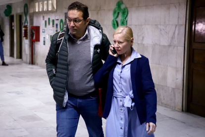 AME5724. ASUNCIÓN (PARAGUAY), 10/06/2022.- La alemana Anna Reiniger (d), madre de Clara, es vista acompañada de su esposo, Prem Vadehra (i), tras finalizar la audiencia de restitución en el Juzgado de la Niñez y la Adolescencia en el Palacio de Justicia, hoy en Asunción (Paraguay). Los alemanes Andreas Rainer Egler -padre de Clara Magdalena Egler, de 10 años- y Anna Maria Egler, madre de Lara Valentina Blank (11) asisten este viernes a una audiencia luego de haberse entregado en la víspera a las autoridades locales, que los buscaban por haber ingresado a Paraguay con sus dos hijas sin el permiso de sus otros padres. Las niñas, ahora en custodia de las autoridades, ingresaron el 27 de noviembre de 2021 a territorio paraguayo. Los adultos orginiarios de Alemania, que son pareja, viajaron junto a sus hijas producto de sus primeros matrimonios, sin informar a los otros padres. EFE/ Nathalia Aguilar