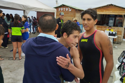Juan Aguirre (c), del Club Tomebamba, es felicitado luego de obtener el primer lugar en el balneario de Salinas.
