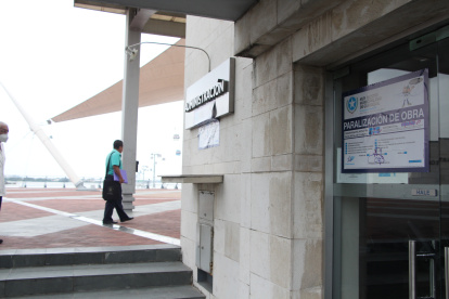 Hecho. Diferentes sellos de clausura se colocaron en la fachada del MAAC.