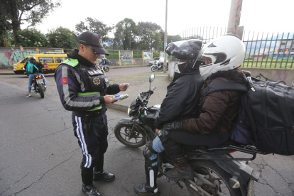Agentes Tránsito realizan operativos para comprobar el cumplimiento de la medida.
