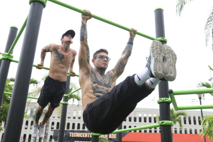 Jonathan Sotomayor (i) y su hermano Javier en una de las sesiones en el parque Gravity, en Vernaza Norte.
