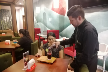 Coctel. En un restaurante ofrecen el coctel de la flor de jamaica así como el té.