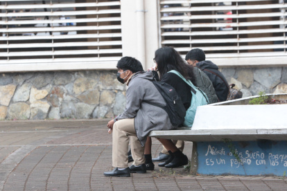 Un grupo de estudiantes de la unidad educativa Vicente Rocafuerte observa a otros compañeros jugar e interactuar en la hora de recreo.