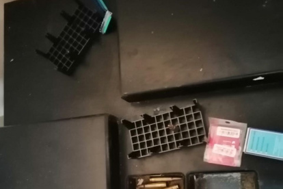 La Policía Nacional decomisó armas de fuego, municiones y explosivos tipo pentolita en el inmueble.