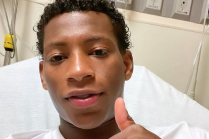 Gonzalo Plata se mostró tranquilo, luego de ser evaluado en e hospital, tras sufrir una lesión durante el partido ante Cabo Verde.