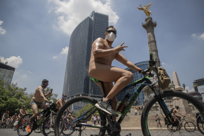 MEXICO- Cientos de ciclistas realizan una rodada nudista hoy, por la principales calles de la Ciudad de México (México). Cientos de ciclistas rodaron desnudos este sábado en Ciudad de México para exigir seguridad y respeto a sus derechos, así como visibilizar al peatón y al ciclista y exhibir su vulnerabilidad al circular por las calles. EFE/Isaac Esquivel