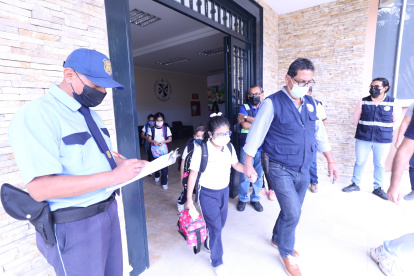 El colegio Santo Domingo de Guzmán refuerza la presencia de los guardias privados para garantizar la seguridad de la comunidad educativa.