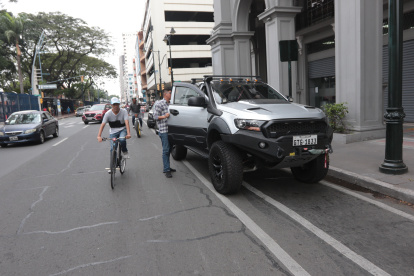 Guayaquil. El irrespeto es evidente al pie del Municipio. Autos se parquean todos los días sobre la ciclovía.